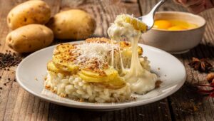 Riso al forno con patate: il segreto per farlo cremoso e filante come in rosticceria