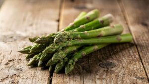 Questo ortaggio primaverile protegge il fegato e costa meno di 2 euro al chilo